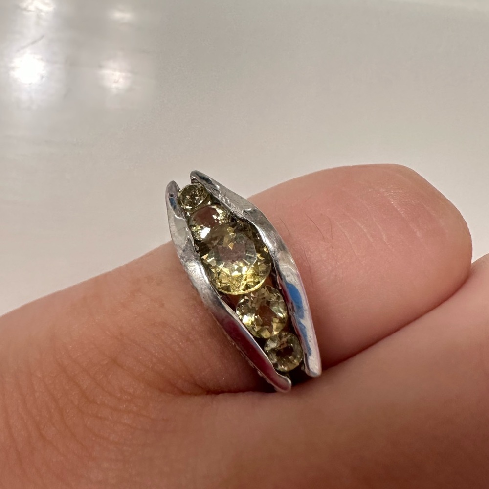 gorgeous vintage peridot silver ring